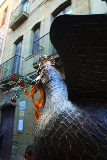 fon aliga davant museu