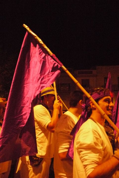 Aquelarre de Cervera. Dijous Gras. Bandera amb el color de les bruixes.