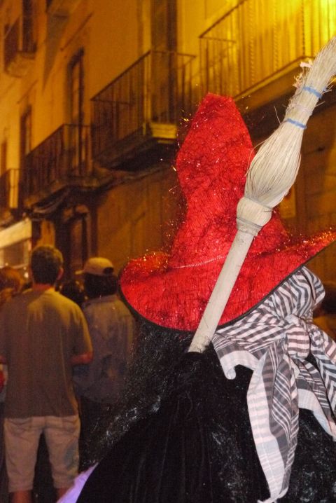 Aquelarre de Cervera. Dijous Gras. Bruixa amb mocador de fer farcells.
