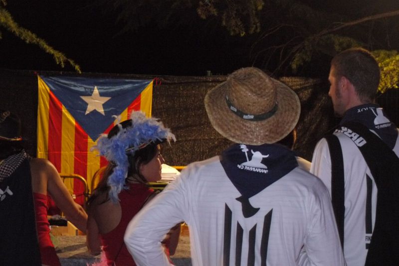 Aquelarre de Cervera. Dijous Gras. Estelada a la barra.