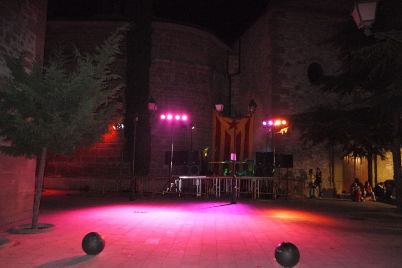Aquelarre de Cervera. Dijous Gras. Estelada a la plaça.