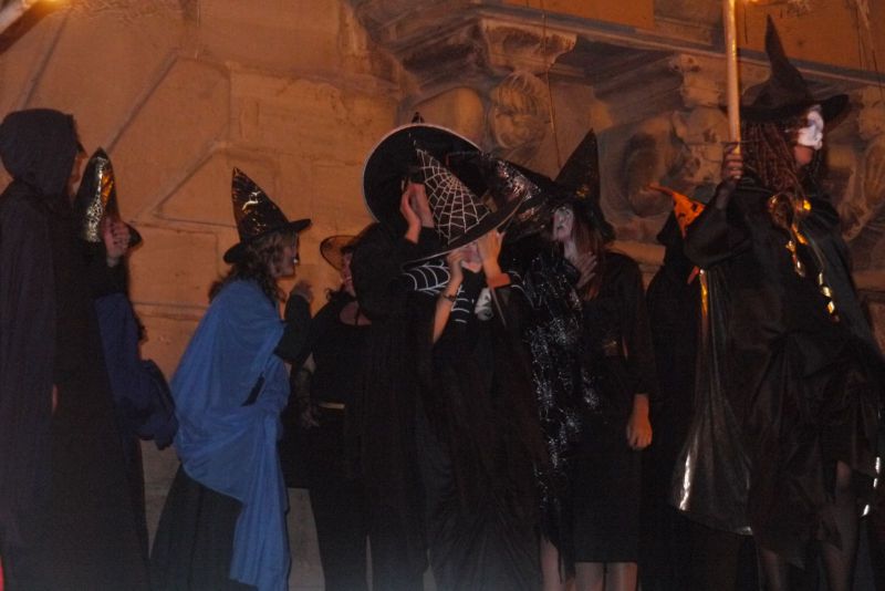 Aquellarre de Cervera. Dijous Gras. Bruixen en negre.